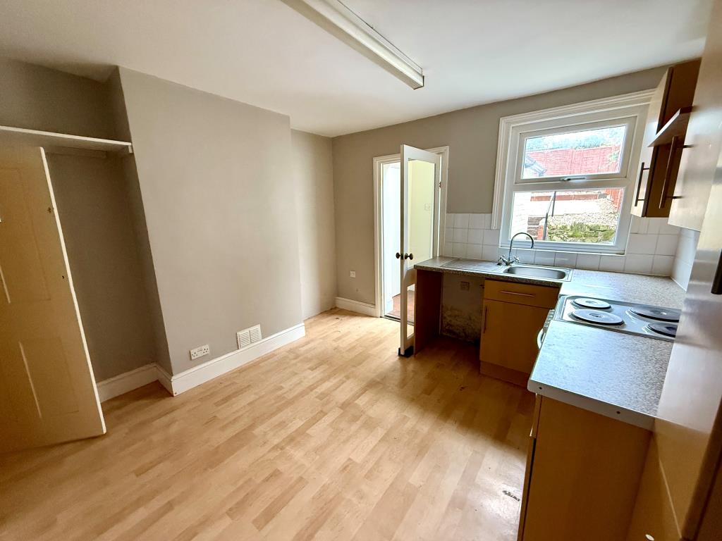 Lot: 160 - MID-TERRACE HOUSE FOR REFURBISHMENT - Kitchen and dining area